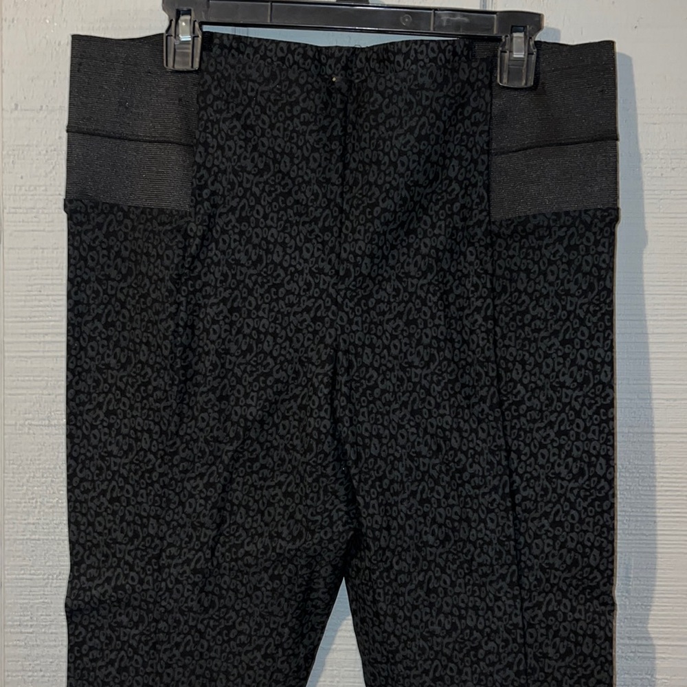 XL Thalia & Sodi leopard print skinny casual ankle pants